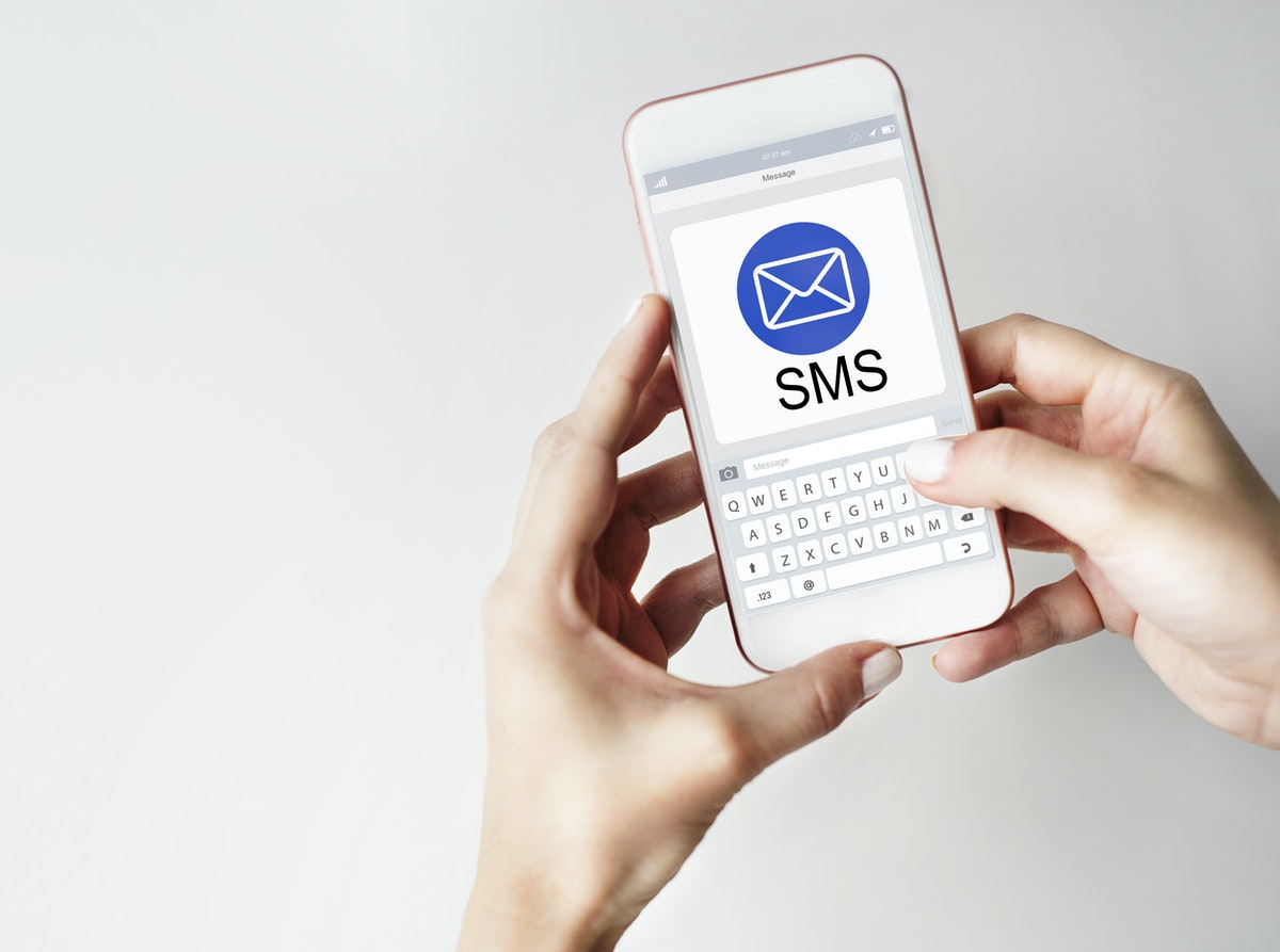 לט’ס טקסט דוגרי: המדריך לשיווק ל-Ecommerce באמצעות SMS